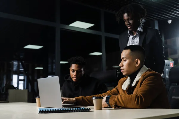 Trabalho Equipe Line Com Laptop Preto Africano Asiático Colegas Homens — Fotografia de Stock