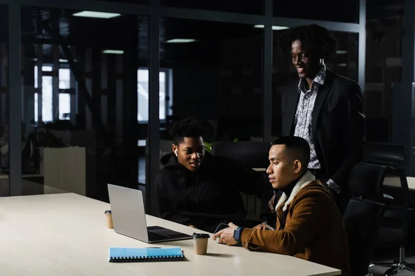 Grupo Multinacional Brainstorm Colegas Que Trabalham Online Projeto Sala Briefing — Fotografia de Stock