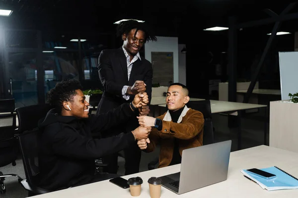 Edifício Equipa Equipe Negócios Diversa Feliz Dos Empregados Que Celebram — Fotografia de Stock