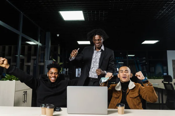 Šťastní Radostní Multietničtí Muži Zvednou Ruce Pěsti Radují Vítězství Online — Stock fotografie
