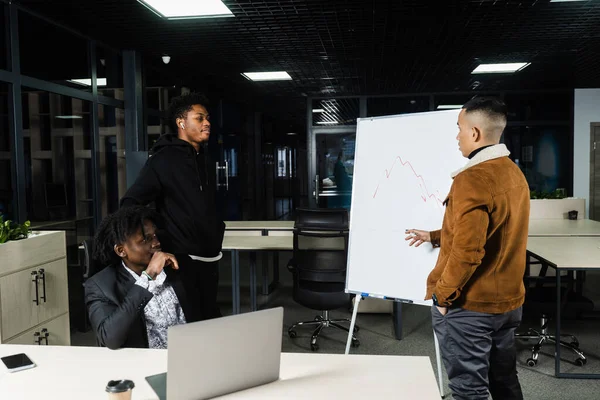Multiethnic Investors Discussing Graph Cryptocurrencies Bitcoin Black African Asian Businessmen — Photo