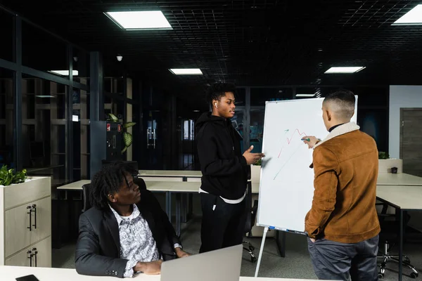 Cryptocurrencies Bitcoin Graph Discussion Multiethnic Investors Black African Asian Businessmen — Fotografia de Stock