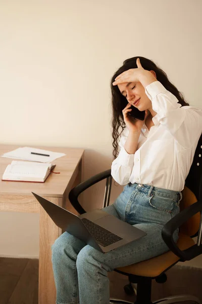 Depressed Girl Overtime Working Online Laptop Lap Talking Phone Colleagues — Zdjęcie stockowe