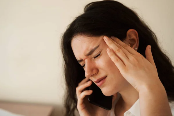 Ból Głowy Zbliżenie Wyczerpanej Zestresowanej Dziewczyny Rozmowa Przez Telefon Portret — Zdjęcie stockowe