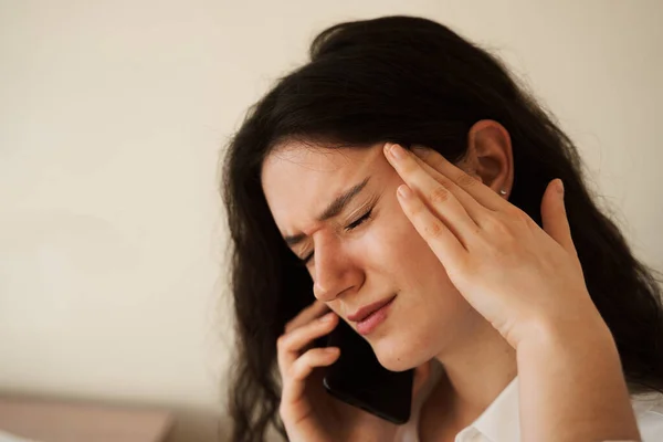 Ból Głowy Zbliżenie Wyczerpanej Zestresowanej Dziewczyny Rozmowa Przez Telefon Portret — Zdjęcie stockowe