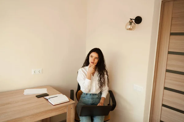 Telefonla Konuşan Evde Dizüstü Bilgisayarla Uğraşan Meşgul Bir Kadın Mesafe — Stok fotoğraf