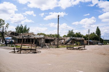 Ukrayna 'da savaş. Sumy bölgesindeki bir patlamadan kaynaklanan krater. Rusya 'nın Ukrayna' ya askeri saldırısı