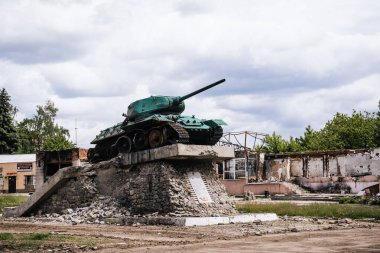 Ukrayna 'da savaş. Trostyanets şehrinin merkez meydanındaki imha tankı Ruslardan kurtarıldı. Rusya 'nın Ukrayna' ya askeri saldırısı
