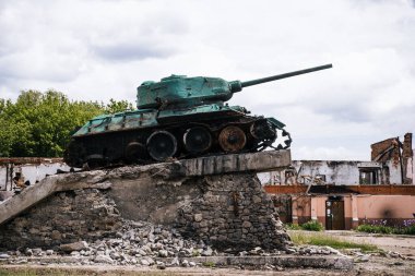 Ukrayna 'da savaş. Trostyanets şehrinin merkez meydanındaki imha tankı Ruslardan kurtarıldı. Rusya 'nın Ukrayna' ya askeri saldırısı