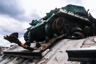 Ukrayna 'da savaş. Trostyanets şehrinin merkez meydanındaki imha tankı Ruslardan kurtarıldı. Rusya 'nın Ukrayna' ya askeri saldırısı