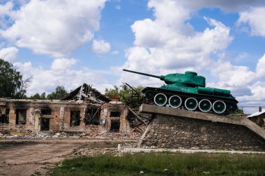 Ukrayna 'da savaş. Trostyanets şehrinin merkez meydanındaki imha tankı Ruslardan kurtarıldı. Rusya 'nın Ukrayna' ya askeri saldırısı