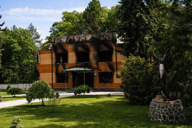 Trostianets şehrindeki yanmış ve harap olmuş orman evi. Sumy bölgesi. Sivil binalar. Rus ordusu Ukrayna 'yı işgal etti