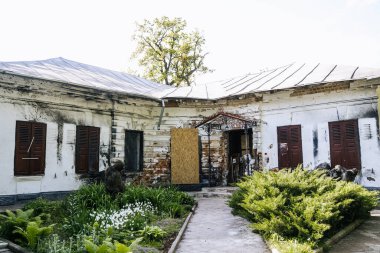 Trostyanets kasabasındaki harabe müze. Sumy bölgesi. Sivil binalar. Rus ordusu Ukrayna 'yı işgal etti