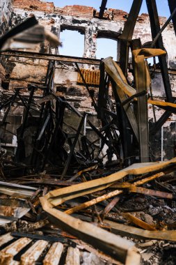 Trostyanets kasabasındaki sivil evleri ve dükkanları yakıp yıktılar. Sumy bölgesi. Sivil binalar. Rus ordusu Ukrayna 'yı işgal etti