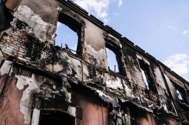 Trostyanets kasabasındaki sivil evleri ve dükkanları yakıp yıktılar. Sumy bölgesi. Sivil binalar. Rus ordusu Ukrayna 'yı işgal etti