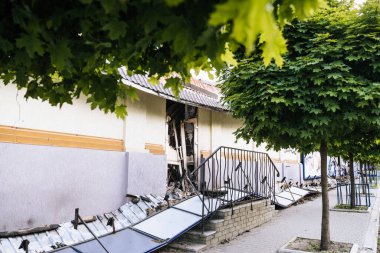 Trostyanets kasabasındaki sivil evleri ve dükkanları yakıp yıktılar. Sumy bölgesi. Sivil binalar. Rus ordusu Ukrayna 'yı işgal etti