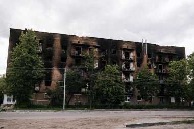 Trostyanets kasabasındaki sivil evleri ve dükkanları yakıp yıktılar. Sumy bölgesi. Sivil binalar. Rus ordusu Ukrayna 'yı işgal etti
