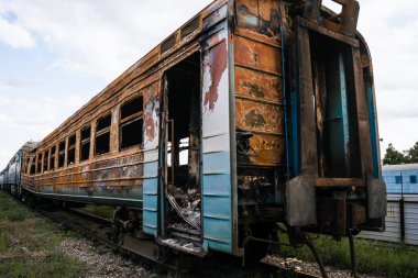 Trostyanets şehrindeki tren istasyonunda patlayan trenler ve vagonlar. Sumy bölgesi. Sivil binalar. Rus ordusu Ukrayna 'yı işgal etti