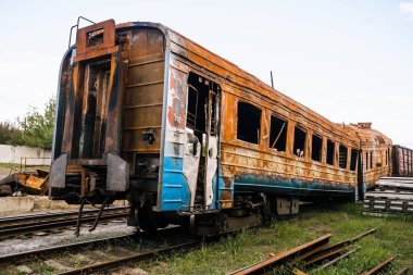 Trostyanets şehrindeki tren istasyonunda patlayan trenler ve vagonlar. Sumy bölgesi. Sivil binalar. Rus ordusu Ukrayna 'yı işgal etti