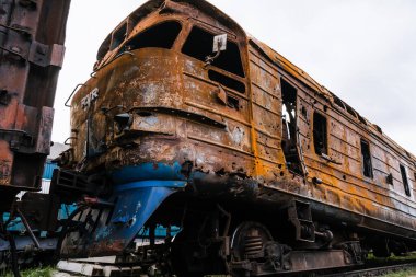 Trostyanets şehrindeki tren istasyonunda patlayan trenler ve vagonlar. Sumy bölgesi. Sivil binalar. Rus ordusu Ukrayna 'yı işgal etti