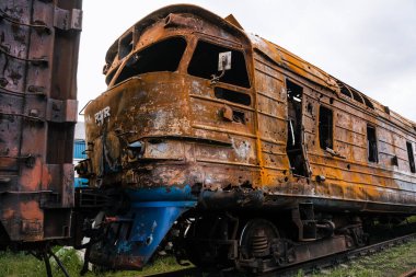 Trostyanets şehrindeki tren istasyonunda patlayan trenler ve vagonlar. Sumy bölgesi. Sivil binalar. Rus ordusu Ukrayna 'yı işgal etti