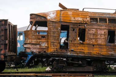 Trostyanets şehrindeki tren istasyonunda patlayan trenler ve vagonlar. Sumy bölgesi. Sivil binalar. Rus ordusu Ukrayna 'yı işgal etti
