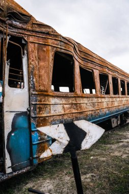 Trostyanets şehrindeki tren istasyonunda patlayan trenler ve vagonlar. Sumy bölgesi. Sivil binalar. Rus ordusu Ukrayna 'yı işgal etti