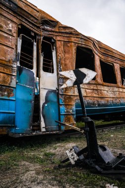 Trostyanets şehrindeki tren istasyonunda patlayan trenler ve vagonlar. Sumy bölgesi. Sivil binalar. Rus ordusu Ukrayna 'yı işgal etti