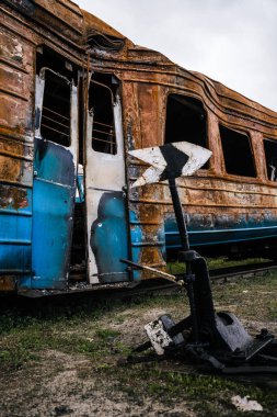 Trostyanets şehrindeki tren istasyonunda patlayan trenler ve vagonlar. Sumy bölgesi. Sivil binalar. Rus ordusu Ukrayna 'yı işgal etti