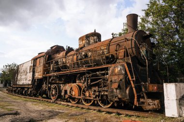 Yanmış lokomotif, Trostyanets kentindeki tren istasyonunda bir müze sergisi. Sumy bölgesi. Sivil binalar. Rus ordusu Ukrayna 'yı işgal etti