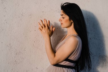 Gürcü güzel bir kadının ellerinde vitiligo derisi pigmentasyonu. Deri mevsimsel hastalıklar. Kız ellerini vitiligo lekeleriyle kaplamış olarak görüyor.