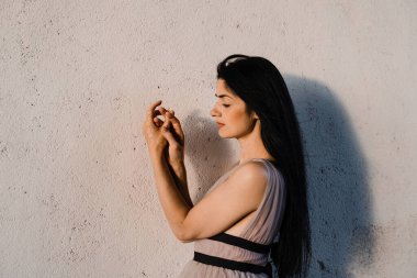 Gürcü güzel bir kadının ellerinde vitiligo derisi pigmentasyonu. Deri mevsimsel hastalıklar. Kız ellerini vitiligo lekeleriyle kaplamış olarak görüyor.