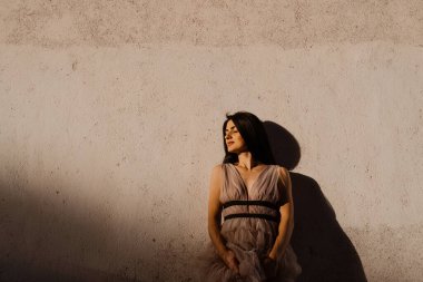 Ellerinde Vitiligo deri pigmentasyonu olan kadın gri duvar arka planında poz veriyor. Deri mevsimsel hastalıklar