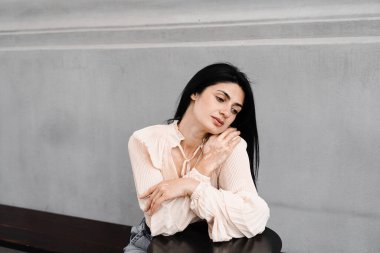 Ellerinde vitiligo pigmentasyon bantları olan hassas bir kadın gözlerini kapatır ve gevşer. Deri hastalıkları olan yaşam tarzı