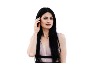 Beyaz arka planda vitiligo pigmentasyon bantları olan hassas bir kadın. Deri hastalıkları olan yaşam tarzı