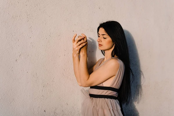 Gürcü güzel bir kadının ellerinde vitiligo derisi pigmentasyonu. Deri mevsimsel hastalıklar. Kız ellerini vitiligo lekeleriyle kaplamış olarak görüyor.