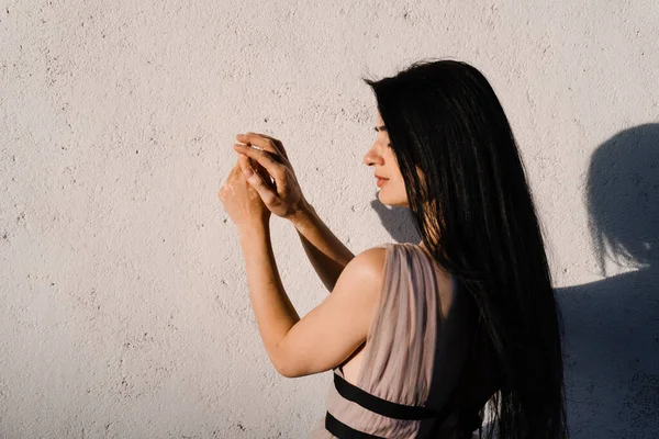 Pigmentacja Skóry Vitiligo Rękach Pięknej Gruzińskiej Kobiety Choroby Sezonowe Skóry — Zdjęcie stockowe