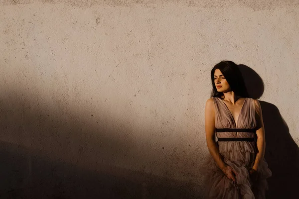 Ellerinde Vitiligo deri pigmentasyonu olan kadın gri duvar arka planında poz veriyor. Deri mevsimsel hastalıklar