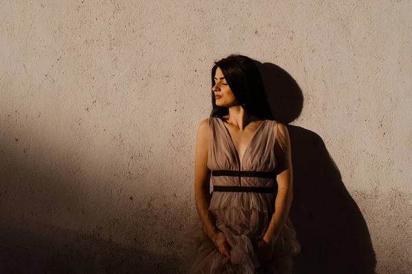 Ellerinde Vitiligo deri pigmentasyonu olan kadın gri duvar arka planında poz veriyor. Deri mevsimsel hastalıklar