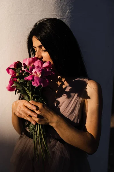 Frau Mit Vitiligo Hautpigmentierung Den Händen Holidng Strauß Blumen Pfingstrosen — Stockfoto