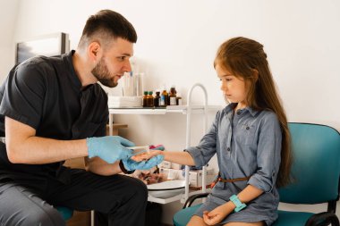 Çocuk burnunun gergedan incelemesi. Doktora danışıyorum. Çocuklar burun kopyasından önce otolarolog çocuğu sakinleştirir.