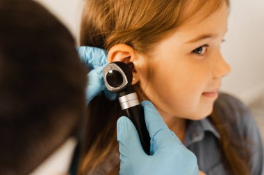 Çocuğun kulağını otoskopla yakından inceleyin. Otoskopi. ENT doktorunu ve danışmanlığını ziyaret edin