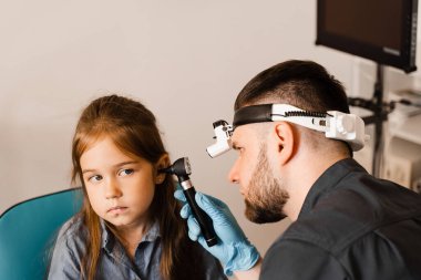 Otoskopi ve otoskop ile çocuk kulakları. KBB doktoru. Pediatrik otolaroloğun muayenesi. Çocukların kulak ağrısının tedavisi