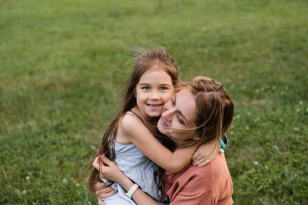 Mãe Filha Abraçam Sorriem Valores Familiares Estilo Vida Familiar Feliz — Fotografia de Stock
