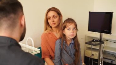 4K video çocuk ve anne doktor danışmanlığı bir tıp kliniğinde pediatrik otolargolog ile.