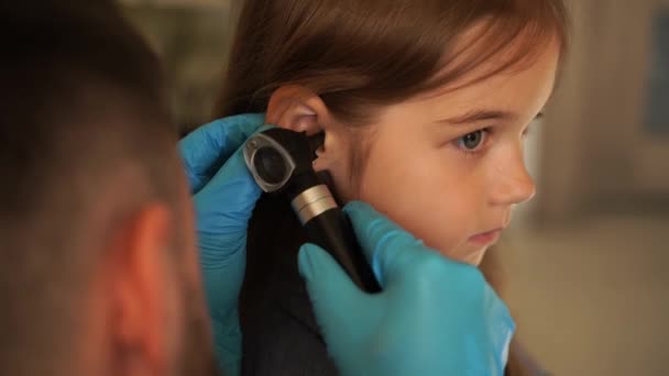 Vídeo Exame Close Orelha Infantil Com Otoscópio Otoscopia Visita Médico — Vídeo de Stock