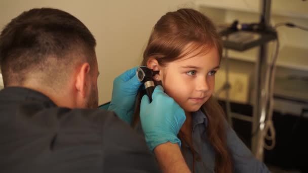 Otoscopia Video Orecchie Bambino Con Otoscopio Medico Dell Ent Consultazione — Video Stock