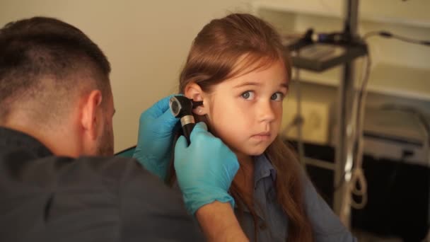 Video Lekarz Laryngolog Otoskopem Odbiór Pediatra Otolaryngolog Patrzy Przez Otoskop — Wideo stockowe