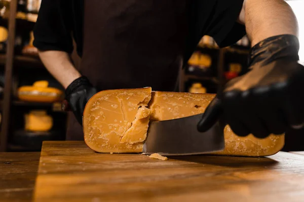 Sommelier Queso Cortando Queso Gouda Limitado Con Cuchillo Snack Sabroso — Foto de Stock