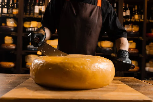 Rueda Limitada Queso Amarillo Envejecido Natural Maasdam Cortada Por Mitad —  Fotos de Stock